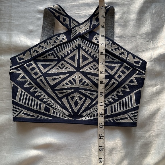 BCBGMAXAZRIA Navy Blue & Tan Katiya Asymmetric Graphic Crop Top Stretchy Sz XS - Picture 8 of 13
